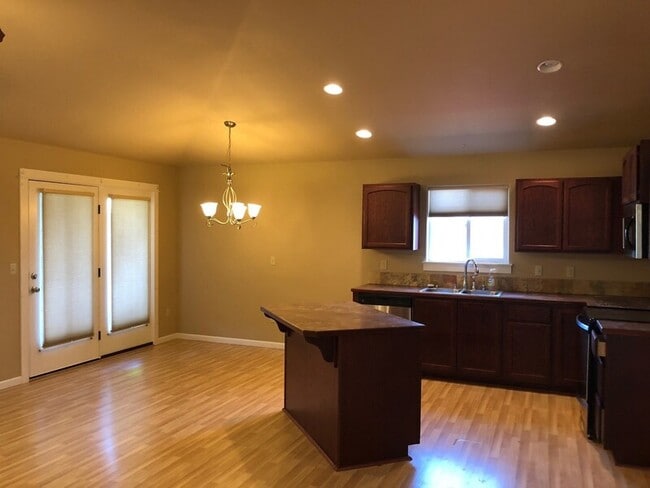 Building Photo - 506 Manzanita Ln