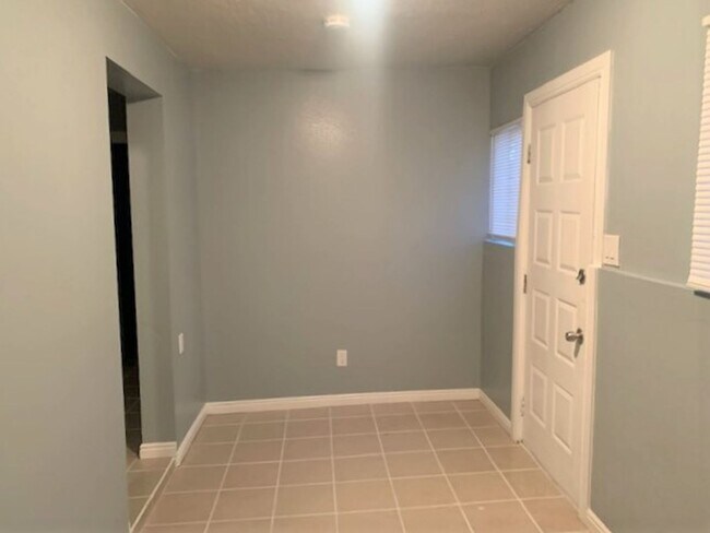 Foto del edificio - 1 bedroom 1 bath duplex in downtown Elko