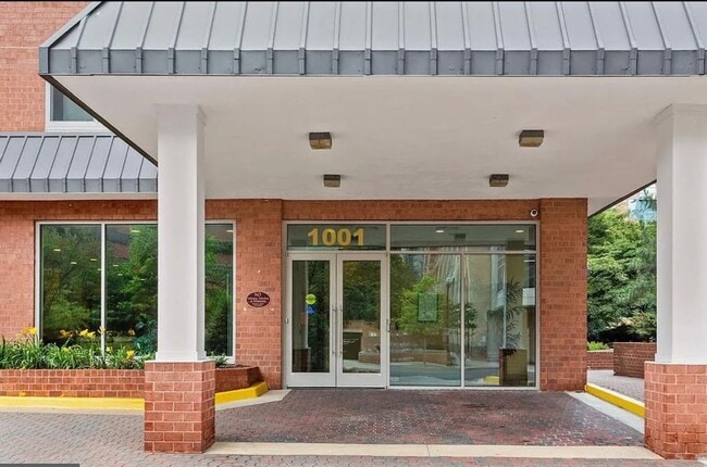Building Photo - Amazing 1 Bedroom 1 Bathroom Condo With Su...