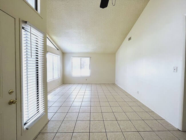 Foto del edificio - Spacious 3-bedroom home