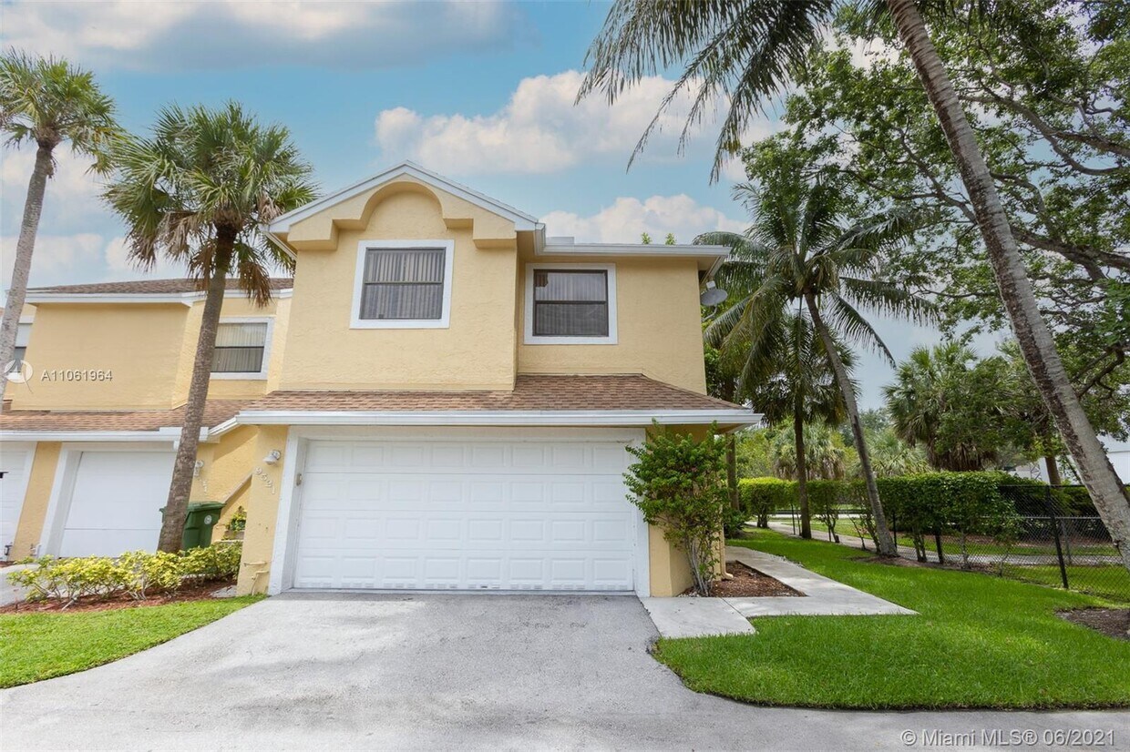 Primary Photo - 9521 SW 1st Ct