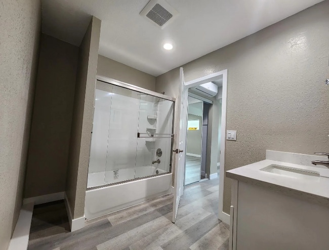 Building Photo - 984 El Camino Dr