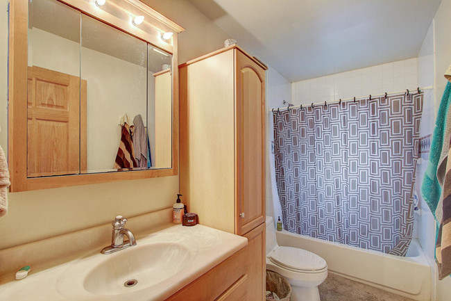 Bathroom - 2948 N Newhall St