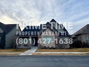 Building Photo - 10767 N Town Ctr W