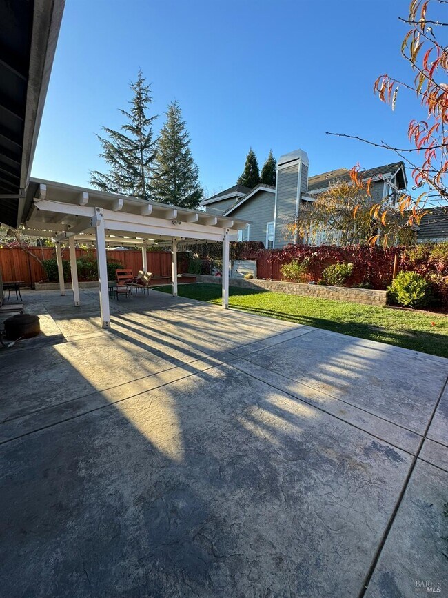Building Photo - 2562 Vine Hill Dr