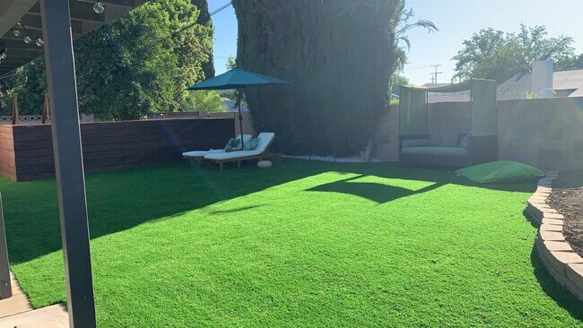 Huge back yard with new artificial grass - 6700 Platt Ave