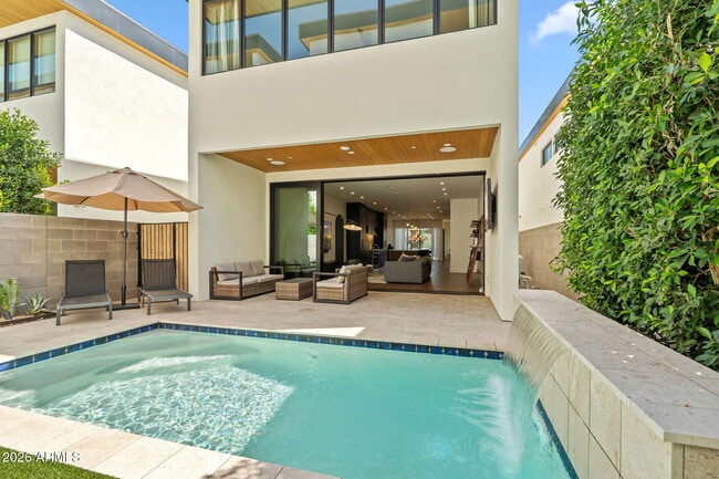 Foto del edificio - 6916 E 2nd St