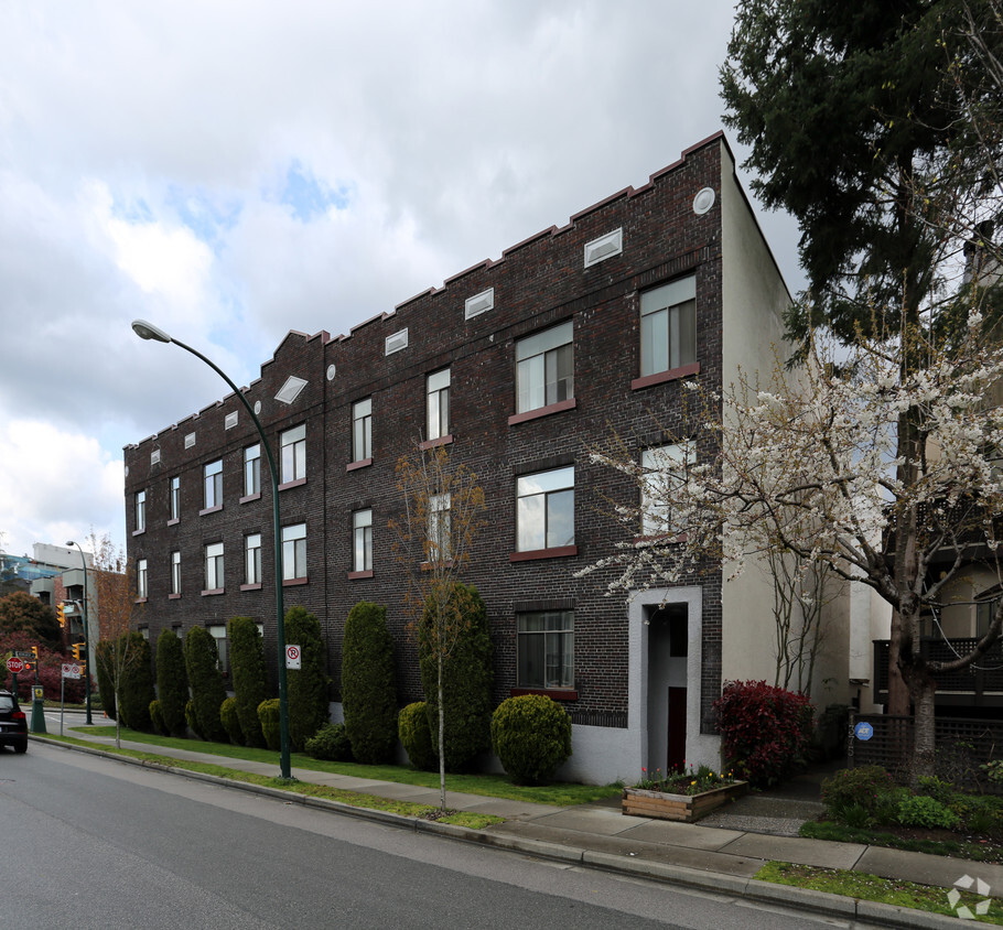 Building Photo - Hemlock Place Apartments