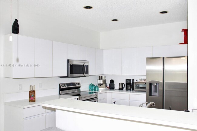 Building Photo - 934 Bluewood Ter