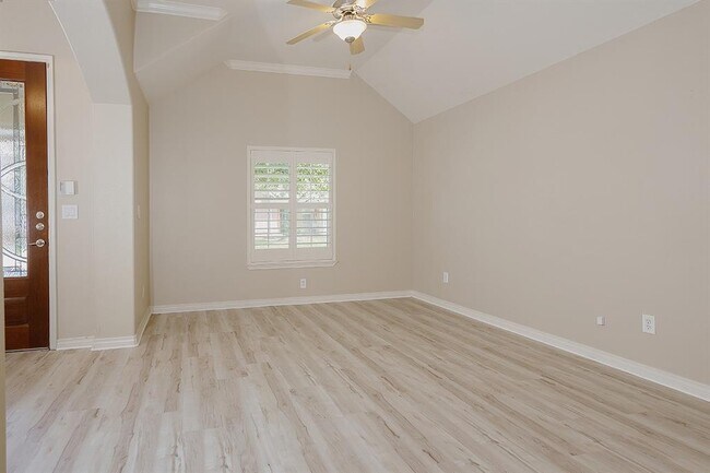 Foto del edificio - 15223 Scenic Forest Dr