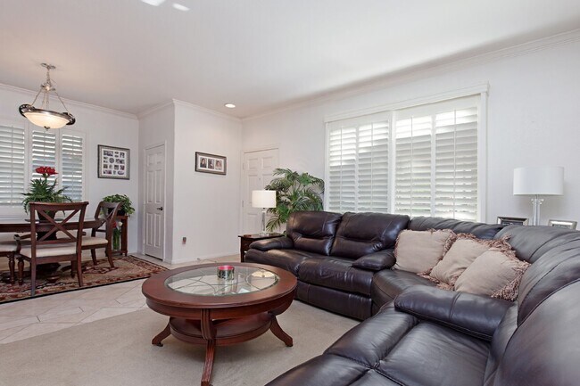 Building Photo - Highly Sought-After 3 Bed / 2.5 Bath Ranch...