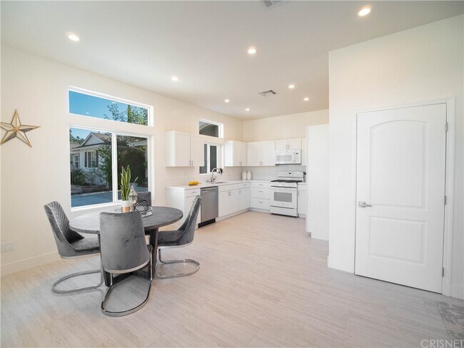 Foto del edificio - 22446 Criswell St