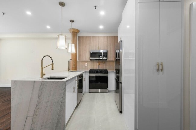 Building Photo - 556 1st St