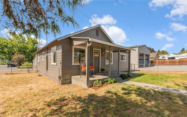 Foto del edificio - Newly updated 3 bed/1 bath with fenced yar...