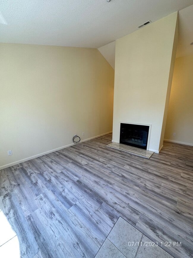 Building Photo - Upstairs One-bedroom Condo