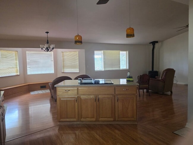 Building Photo - Executive Home with breathless views