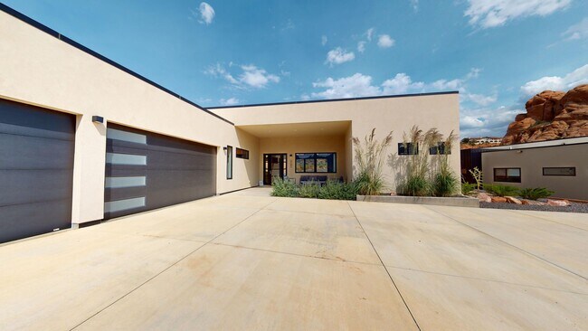 Foto del edificio - Beautiful Custom Home Available Now