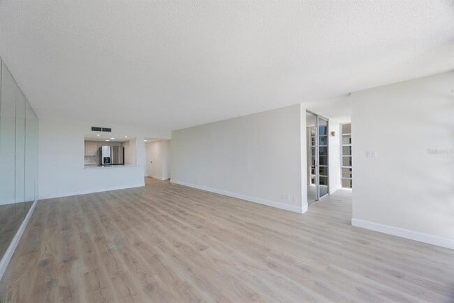 Foto del edificio - 7400 Sun Island Dr S