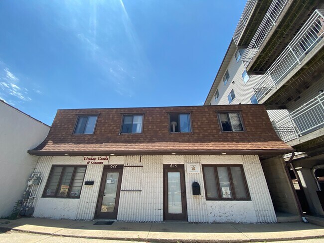 Building Photo - 617 S Dubuque St