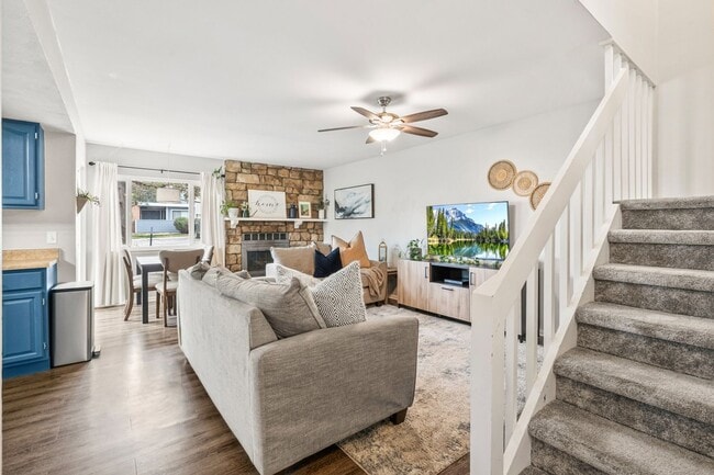 Building Photo - Spacious 3 Bedroom Townhouse-Style Condo N...