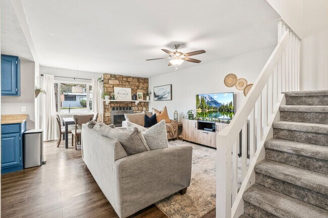 Foto del edificio - Spacious 3 Bedroom Townhouse-Style Condo N...
