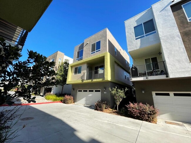 Building Photo - 168 Llano de los Robles Ave