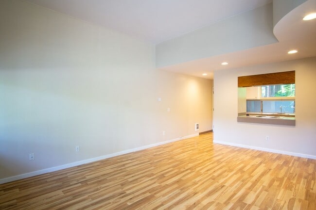 Building Photo - Fantastic Lake Oswego 1Bdr w/Fireplace, Di...