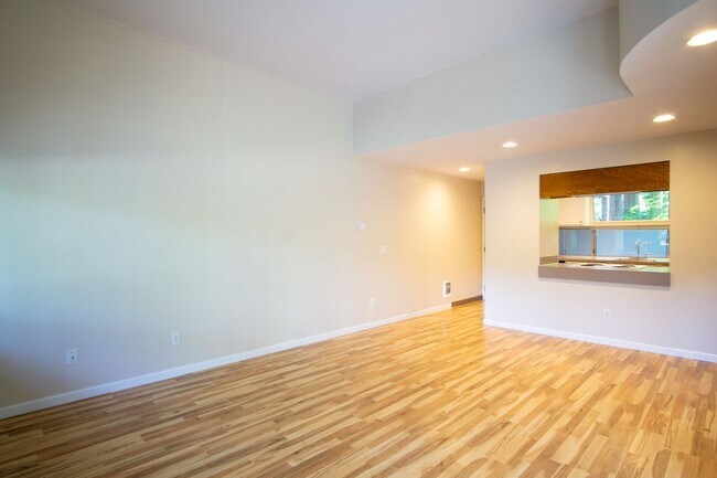 Building Photo - Get $500 OFF! Fantastic Lake Oswego 1Bdr w/Fireplace, Dishwasher, W/D & Patio!