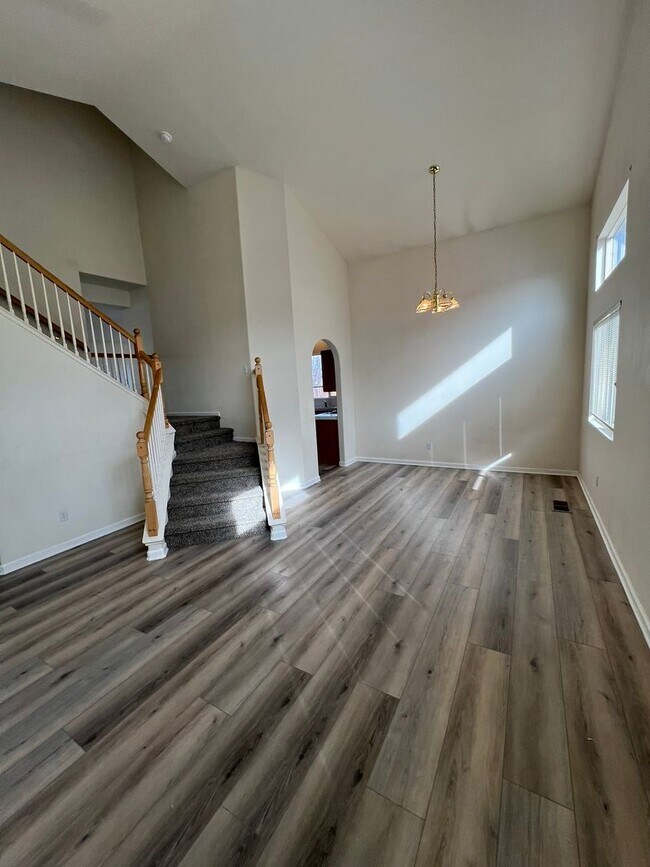 Foto del edificio - 9670 Oakley Lane - ALL NEW FLOORING THROUG...