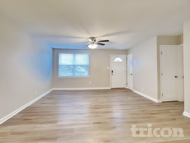 Foto del edificio - 213 Walnut Crest Dr