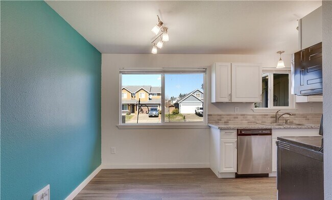 Building Photo - Spacious 3 Bedroom Home in Tacoma
