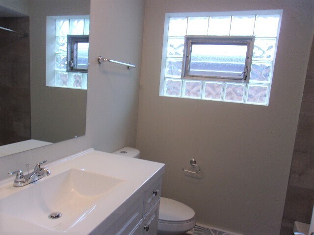 Building Photo - Don't miss this nicely updated 3 bedroom b...