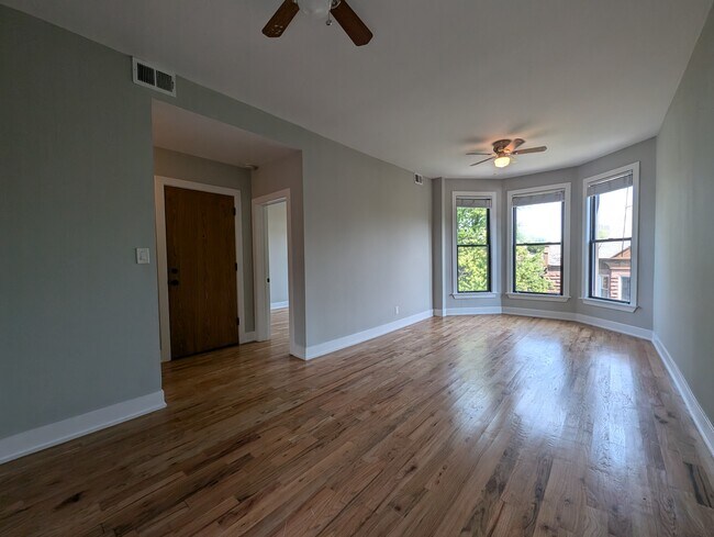 Building Photo - 627 W Oakdale Ave