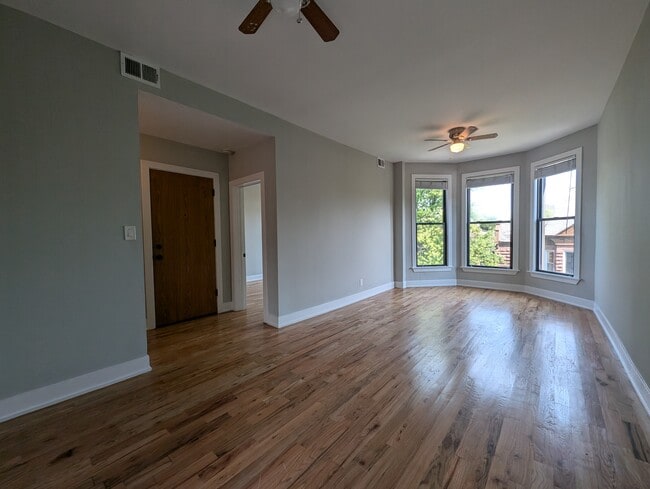 Building Photo - 627 W Oakdale Ave