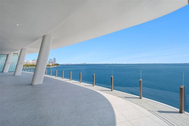 Foto del edificio - 5 Grove Isle Dr