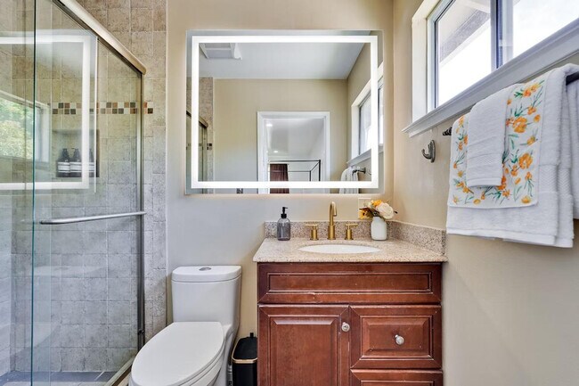 Foto del edificio - 6402 Tamalpais Ave