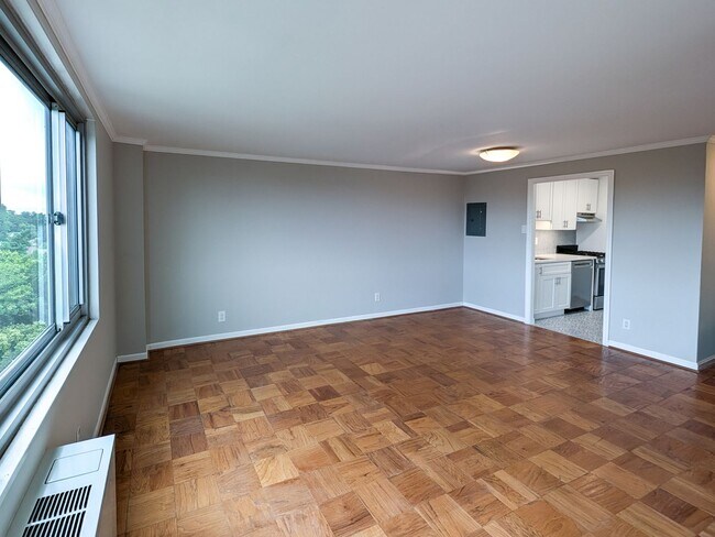 Foto del edificio - Sunny Top-Floor Junior 1BD Condo Near Down...