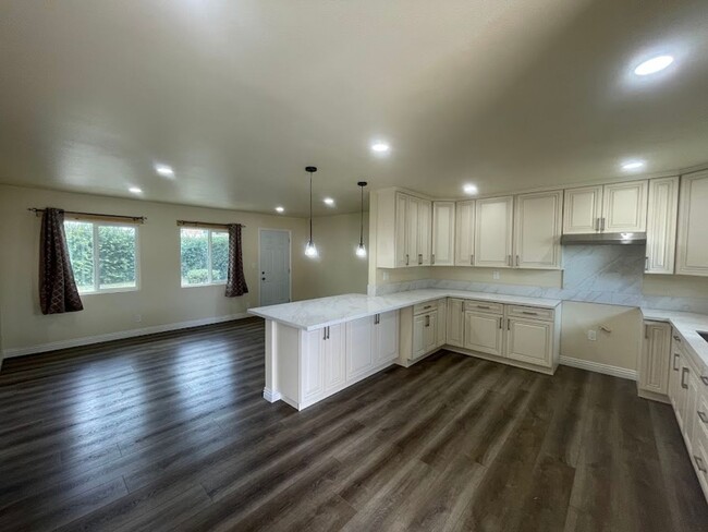 Foto del edificio - Lakewood, CA - 3 bed 2 bath Remodeled Home...