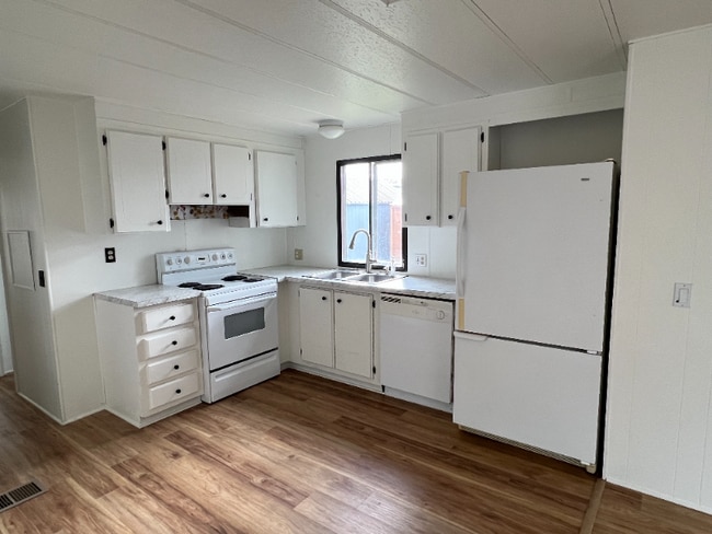 Building Photo - 84532 OR-11