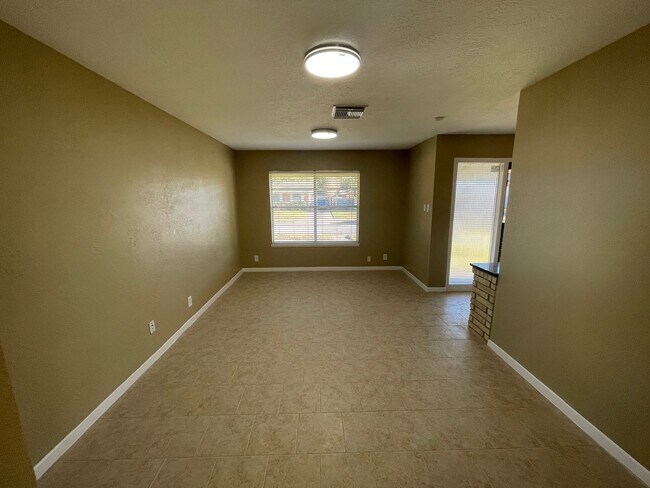 Foto del edificio - 3 bedroom 2 bathrooms