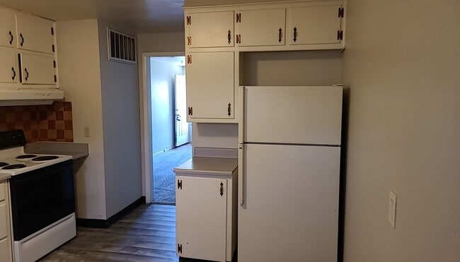 Building Photo - Updated 2 Bedroom Apartment with Private P...