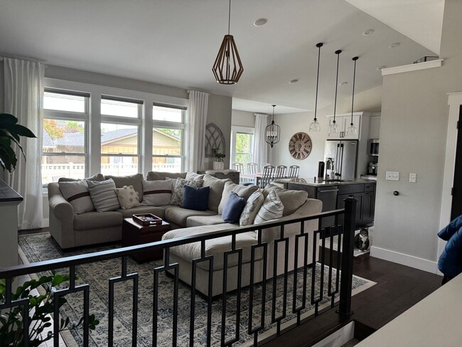 Building Photo - Stunning 6-Bedroom, 3-Bath Home in Prime L...