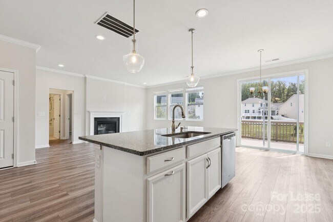 Building Photo - 17121 Carolina Pine Row