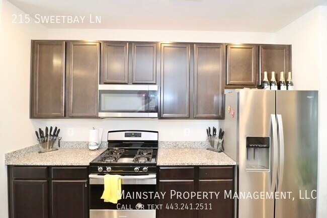 Building Photo - 3 Bed Townhome in Desirable Watershed Comm...