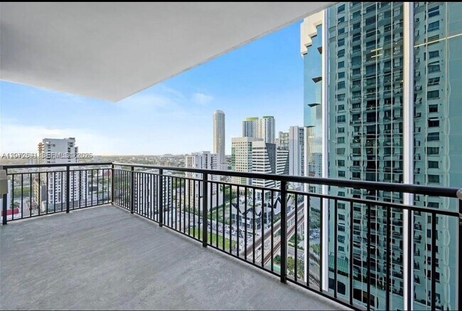 Building Photo - 999 SW 1st Ave