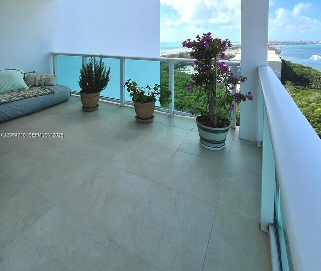 Foto del edificio - 100 Bayview Dr