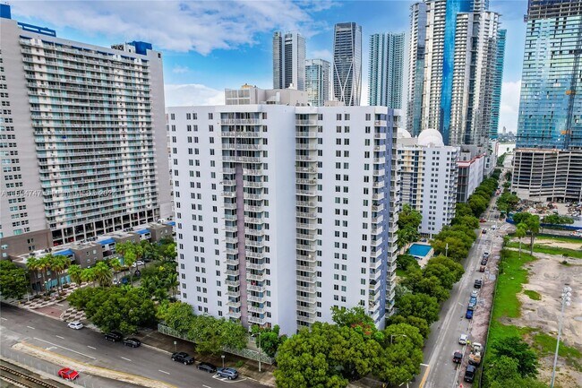 Building Photo - 800 N Miami Ave