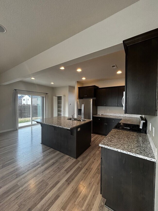 Foto del edificio - Newer SE 3 Bdrm House, All Appliances incl W/D, Air Cond, Community Pool, Double Garage