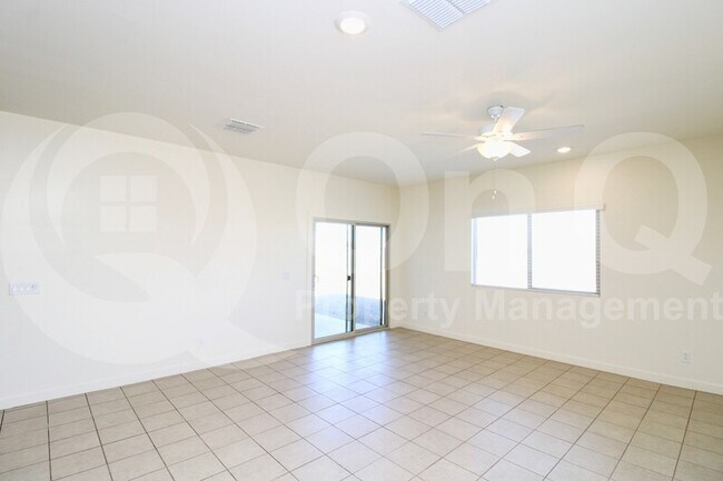 Foto del edificio - 744 E Diamond Dr