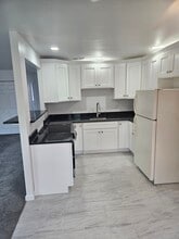 Building Photo - 15 Kings Ct